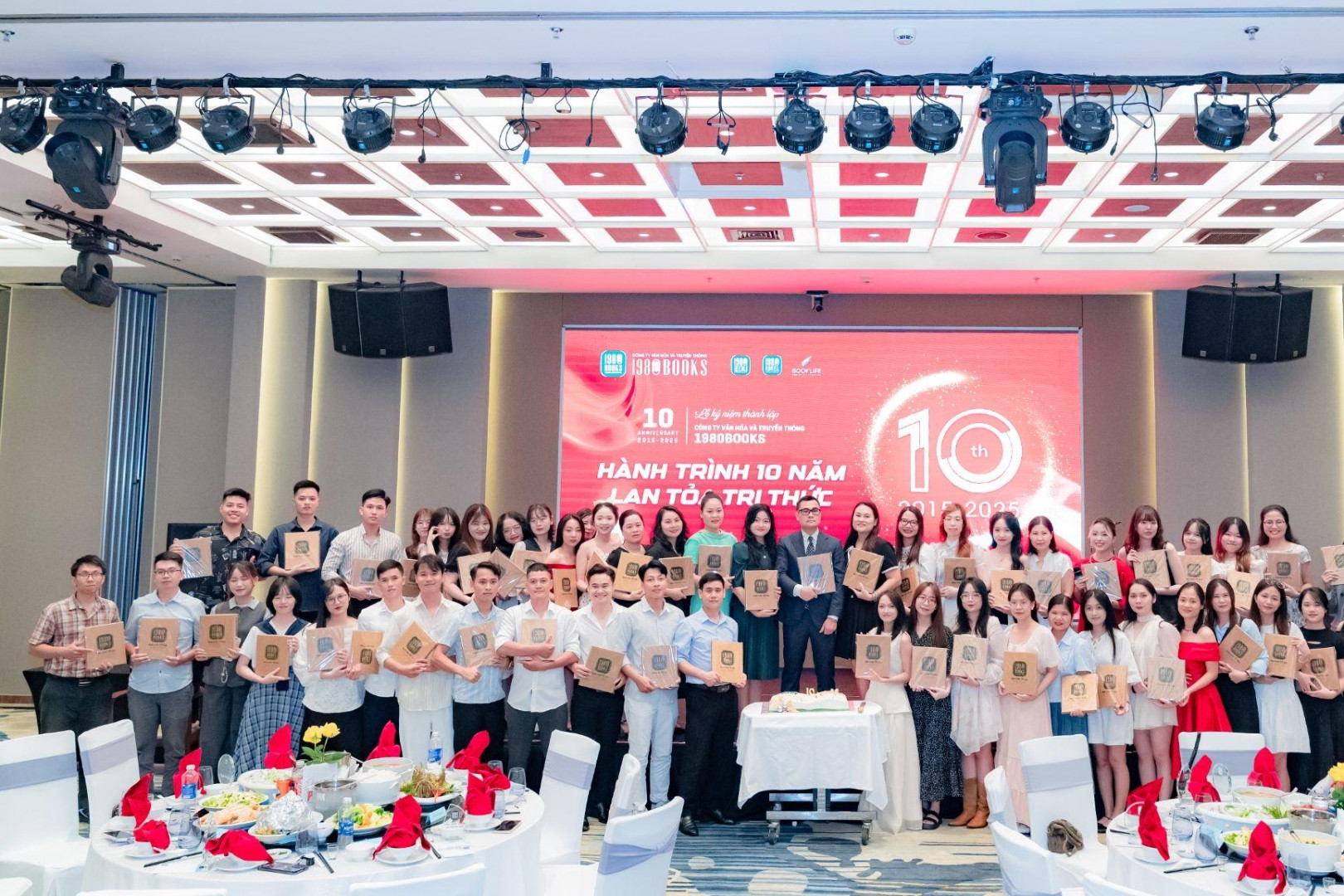Bàn văn phòng kiểu mới